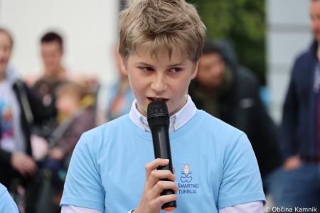 Čebela velikanka potuje po Kamniku (48)